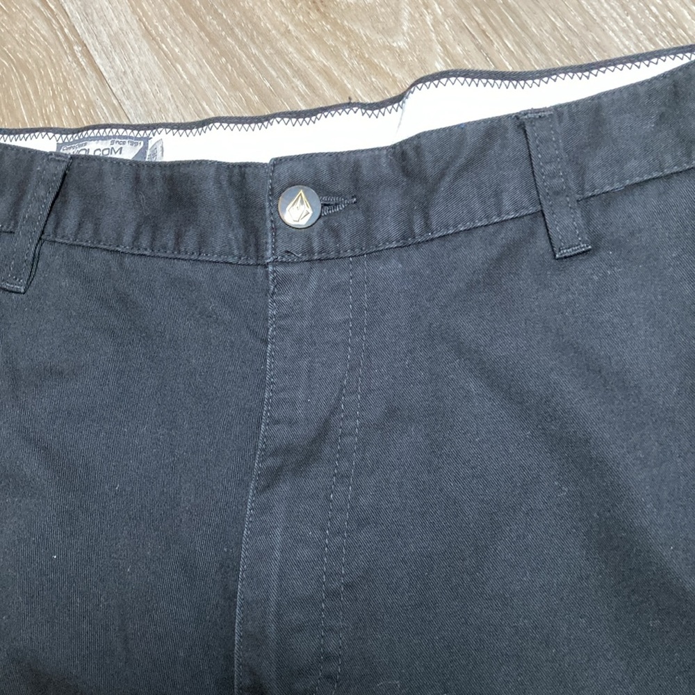 Volcom Shorts size 36 - Picture 2 of 5